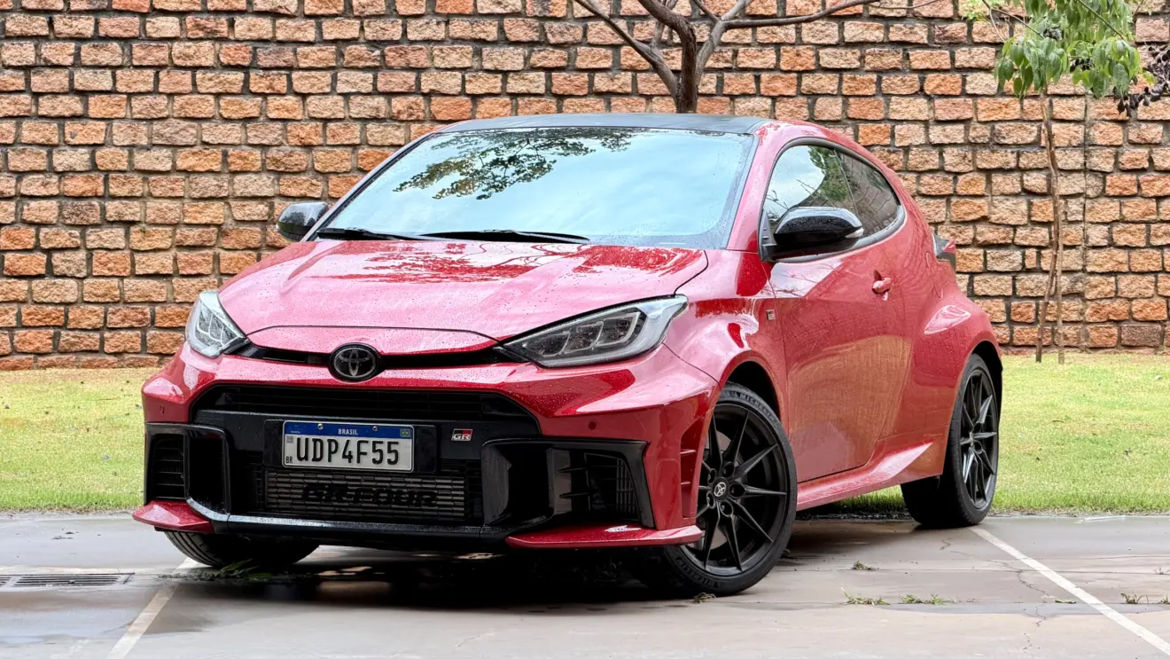 Toyota GR Yaris AT vermelho de frente