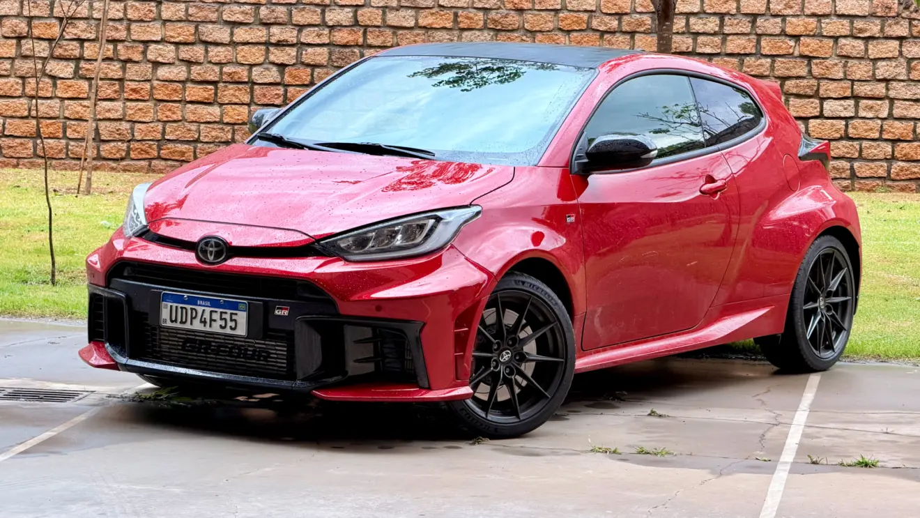 Toyota GR Yaris AT vermelho de frente
