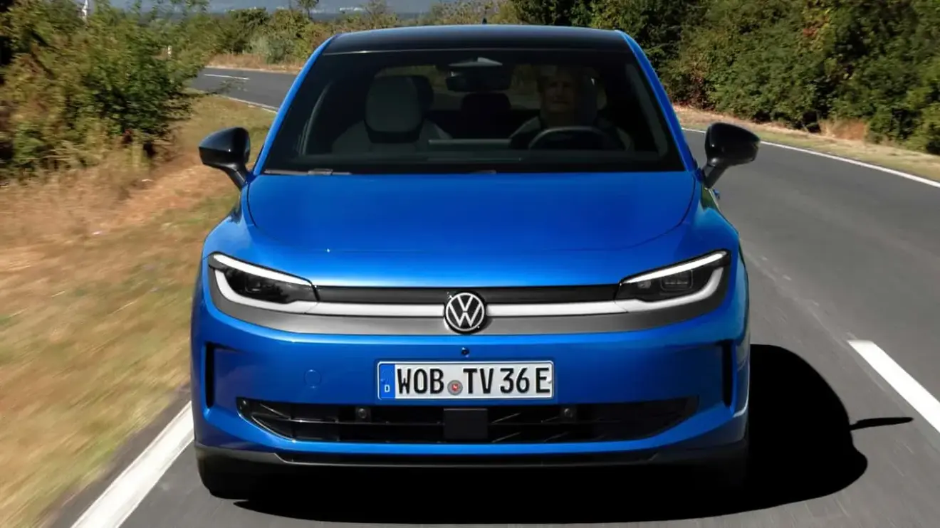 Volkswagen ID. Polo na cor azul em movimento